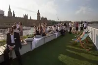 Tàu chở khách và hàng hóa để bán