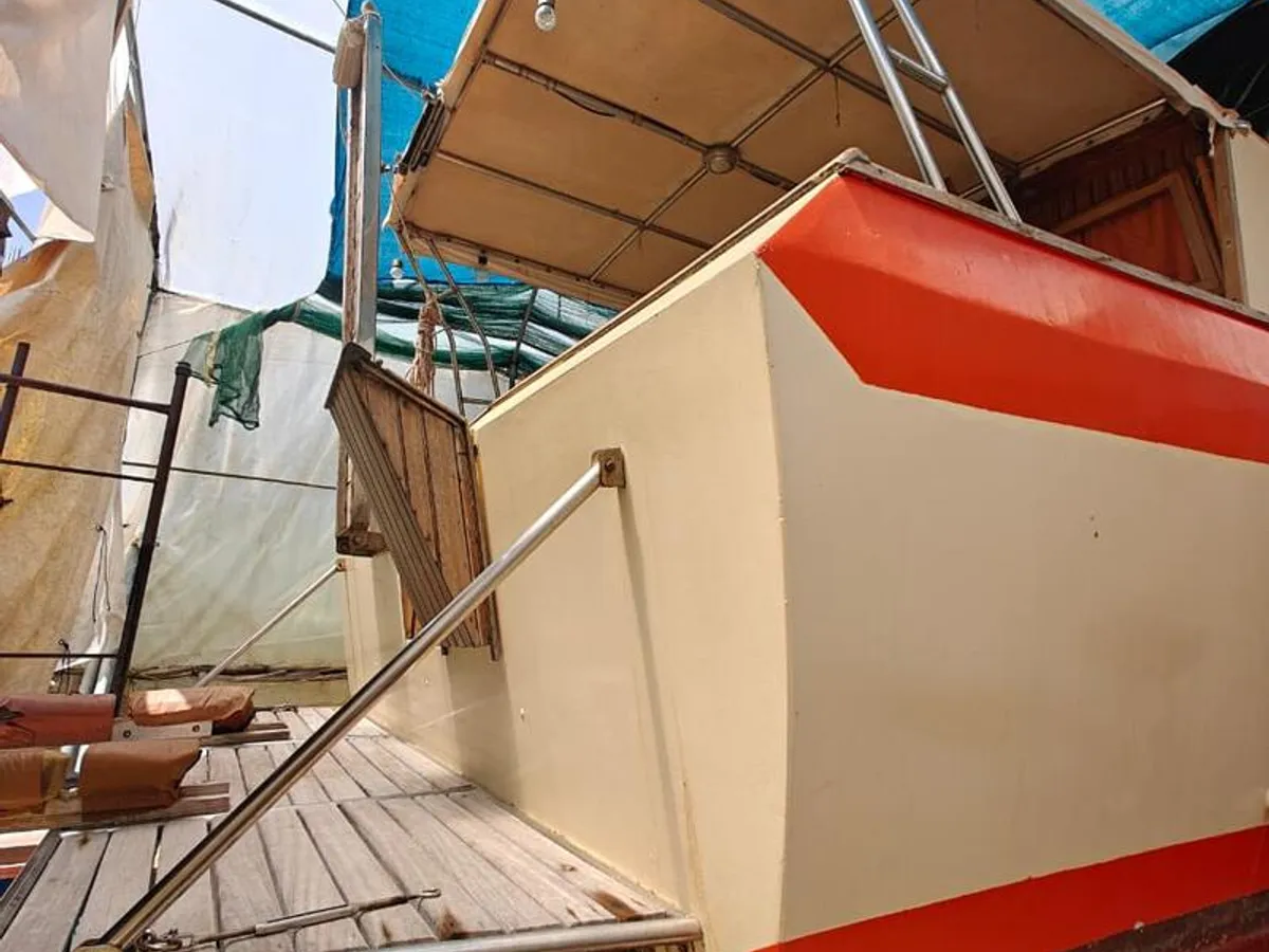 Tàu làm việc để bán