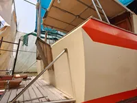 Tàu làm việc để bán