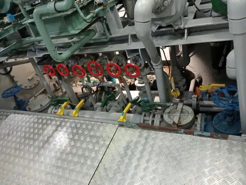 Tàu kéo lưới để bán
