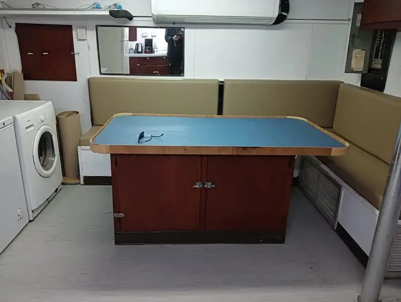 Tàu container để bán
