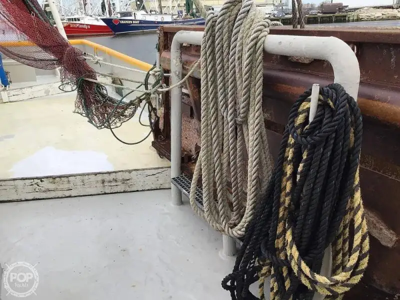 Tàu kéo lưới để bán