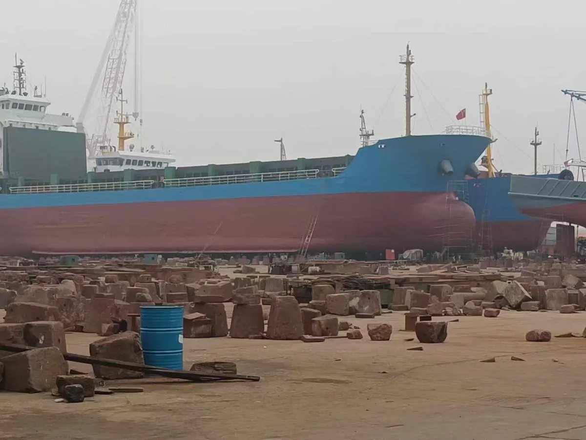 Tàu container để bán