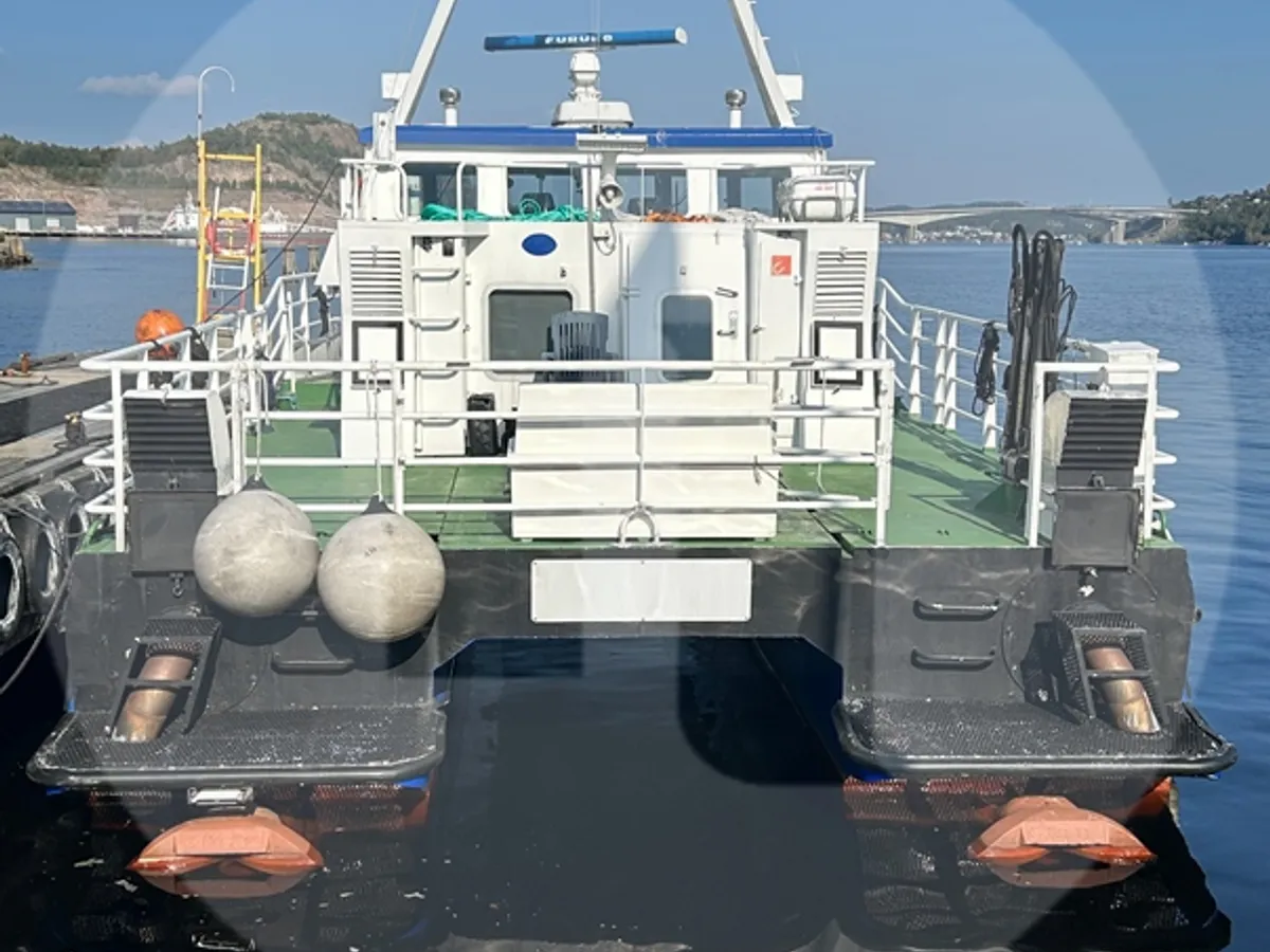 Tàu làm việc để bán