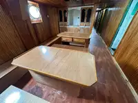 Tàu kéo lưới để bán