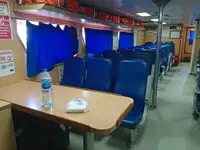 Tàu chở thủy thủ đoàn để bán