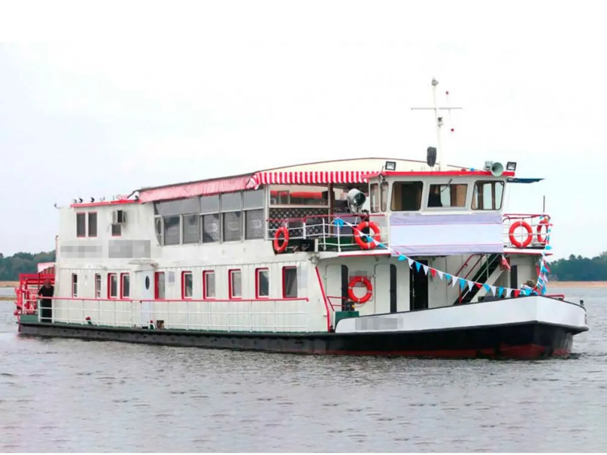 Tàu container để bán
