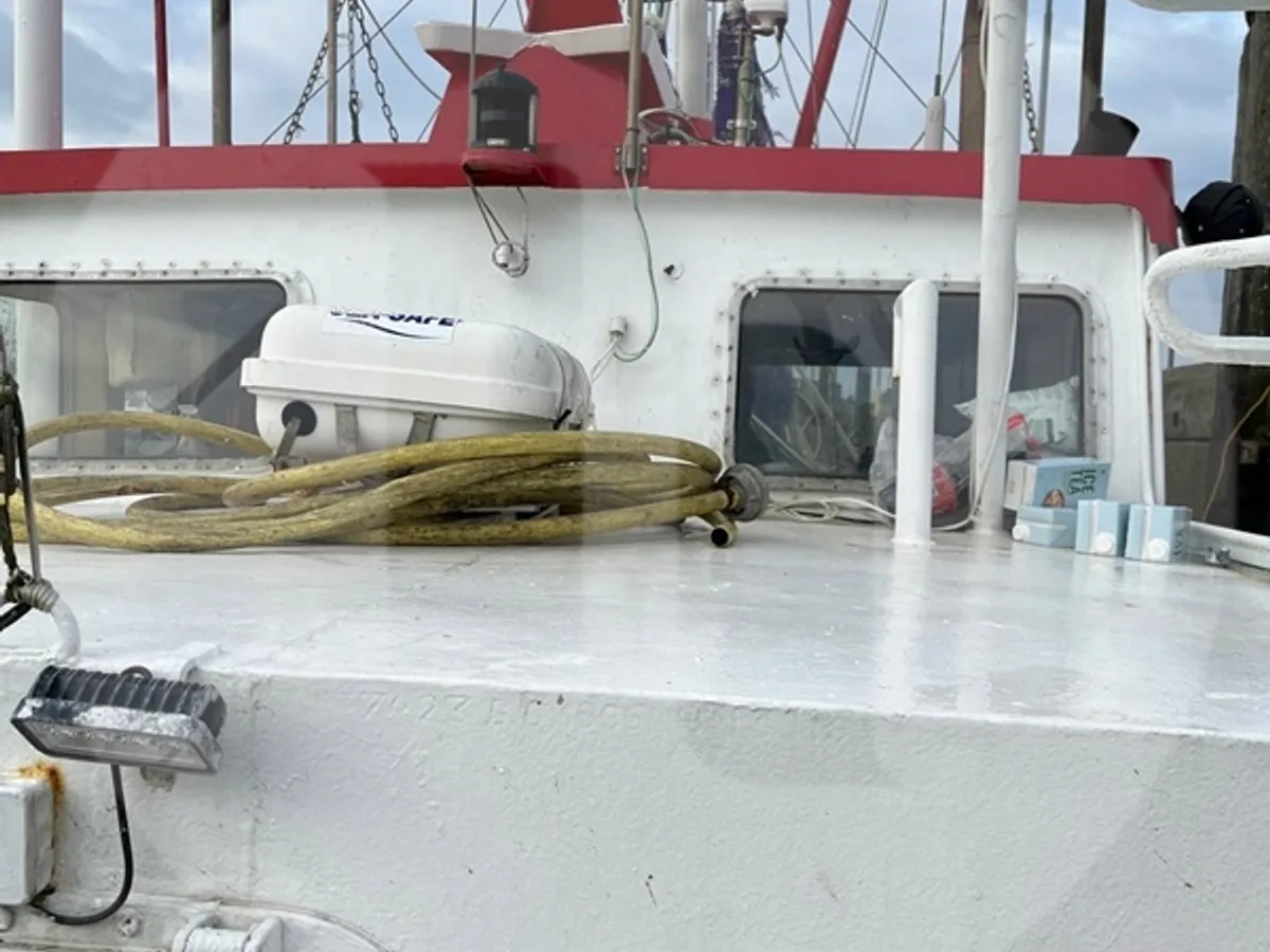 Tàu kéo lưới ngang để bán
