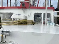 Tàu kéo lưới ngang để bán