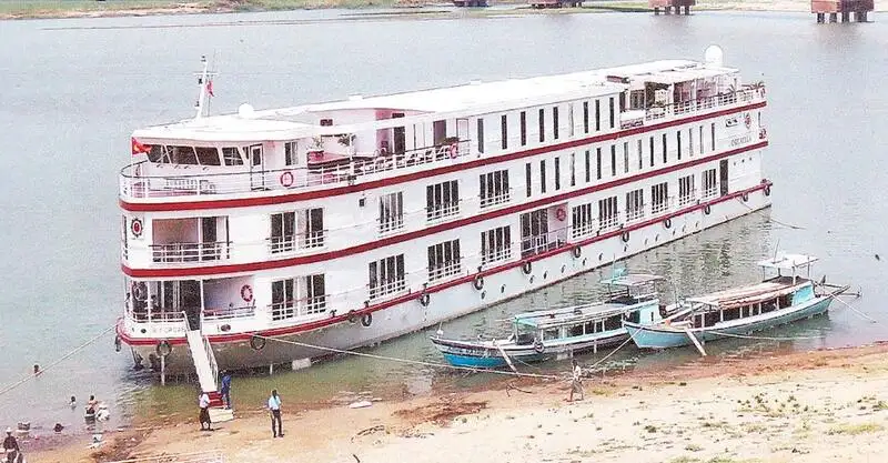 Tàu du lịch để bán