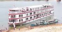 Tàu du lịch để bán