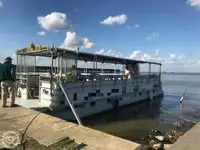 Tàu du lịch để bán