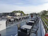 Tàu du lịch để bán
