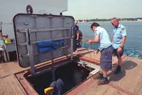 Tàu nạo vét để bán