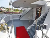 Tàu du lịch để bán