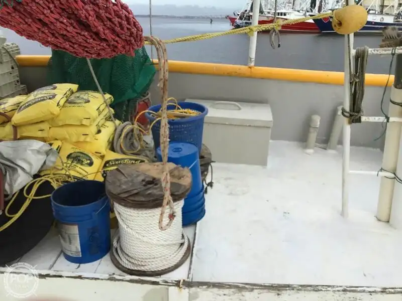Tàu kéo lưới để bán