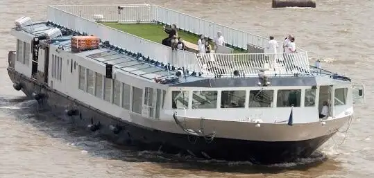 Tàu chở khách và hàng hóa để bán