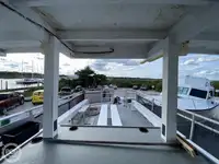 Tàu du lịch để bán
