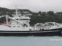 Tàu kéo lưới để bán