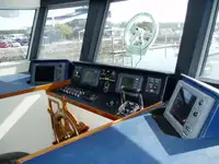 Tàu hai thân để bán