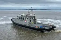 Tàu chở thủy thủ đoàn để bán