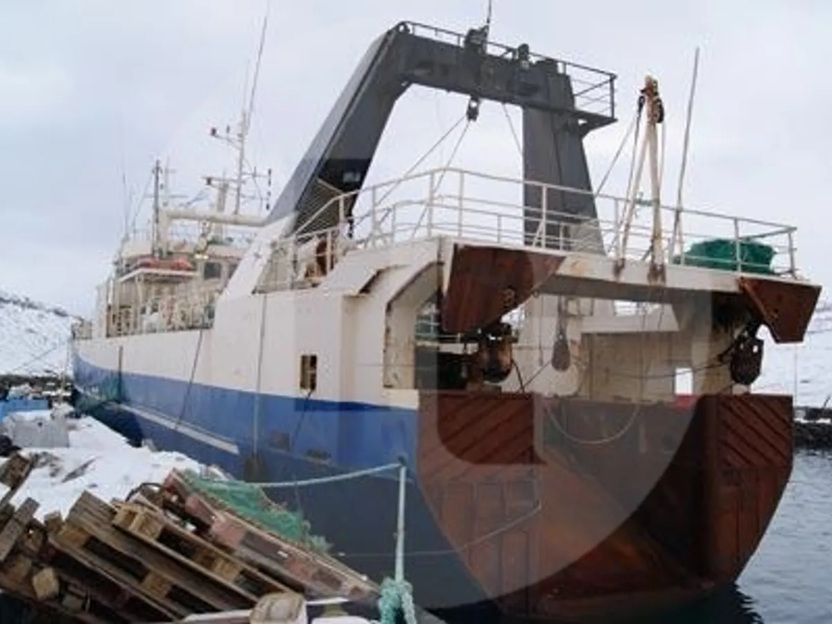 Tàu kéo lưới để bán