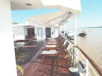 Tàu du lịch để bán