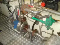 Tàu chở cá sống để bán