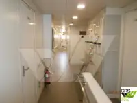 Tàu chở khách và hàng hóa để bán