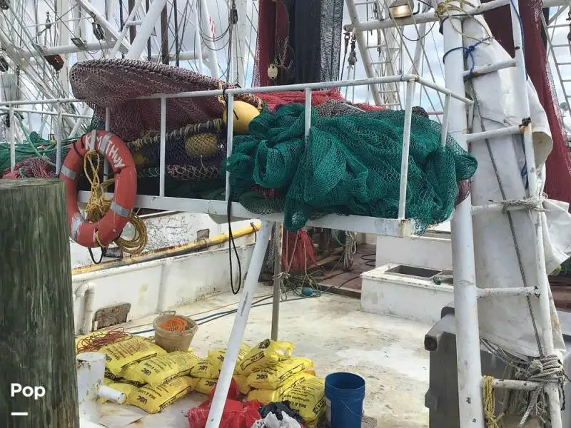Tàu kéo lưới để bán