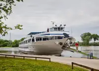 Tàu du lịch để bán