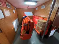 Tàu chở thủy thủ đoàn để bán