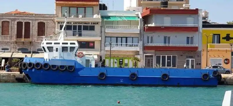 Tàu kéo để bán