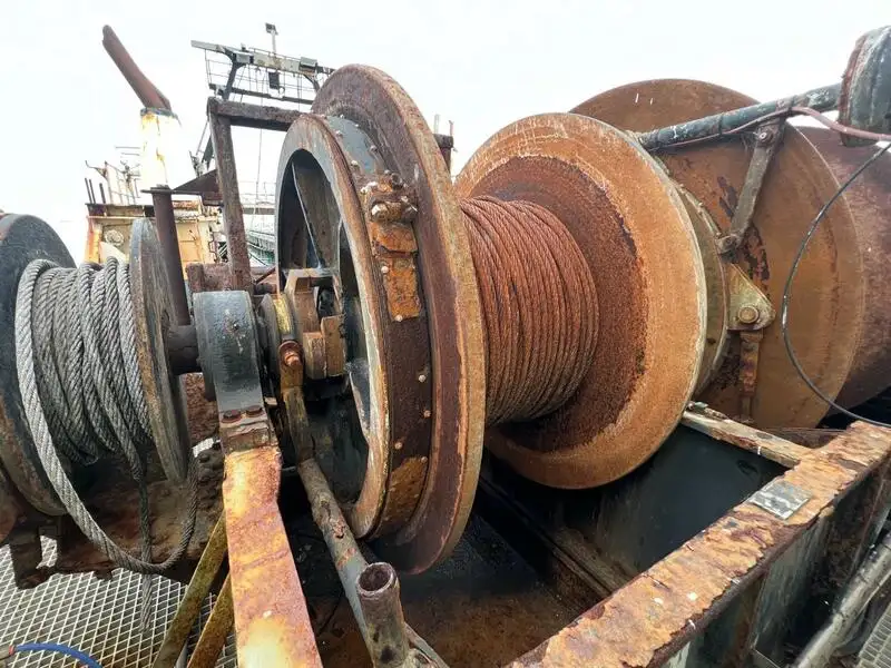 Tàu kéo lưới để bán