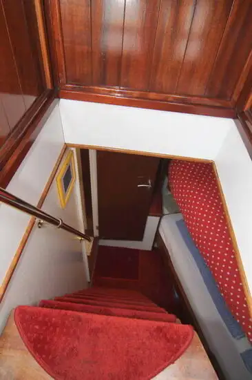 Tàu du lịch để bán