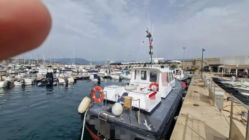 Tàu dẫn đường để bán