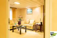 Tàu du lịch để bán
