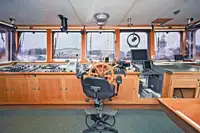 Tàu làm việc để bán