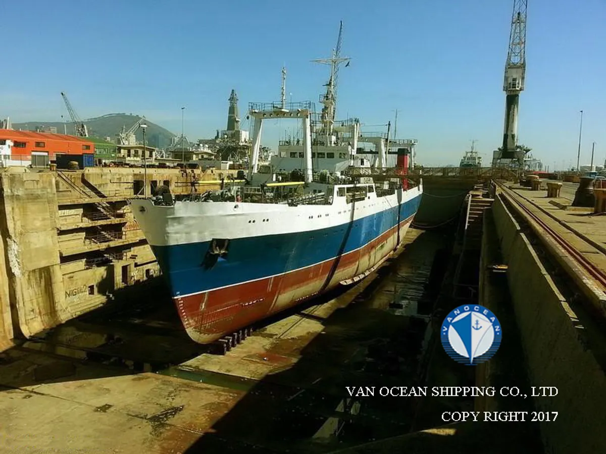 Tàu kéo lưới để bán