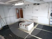 Tàu chở cá sống để bán