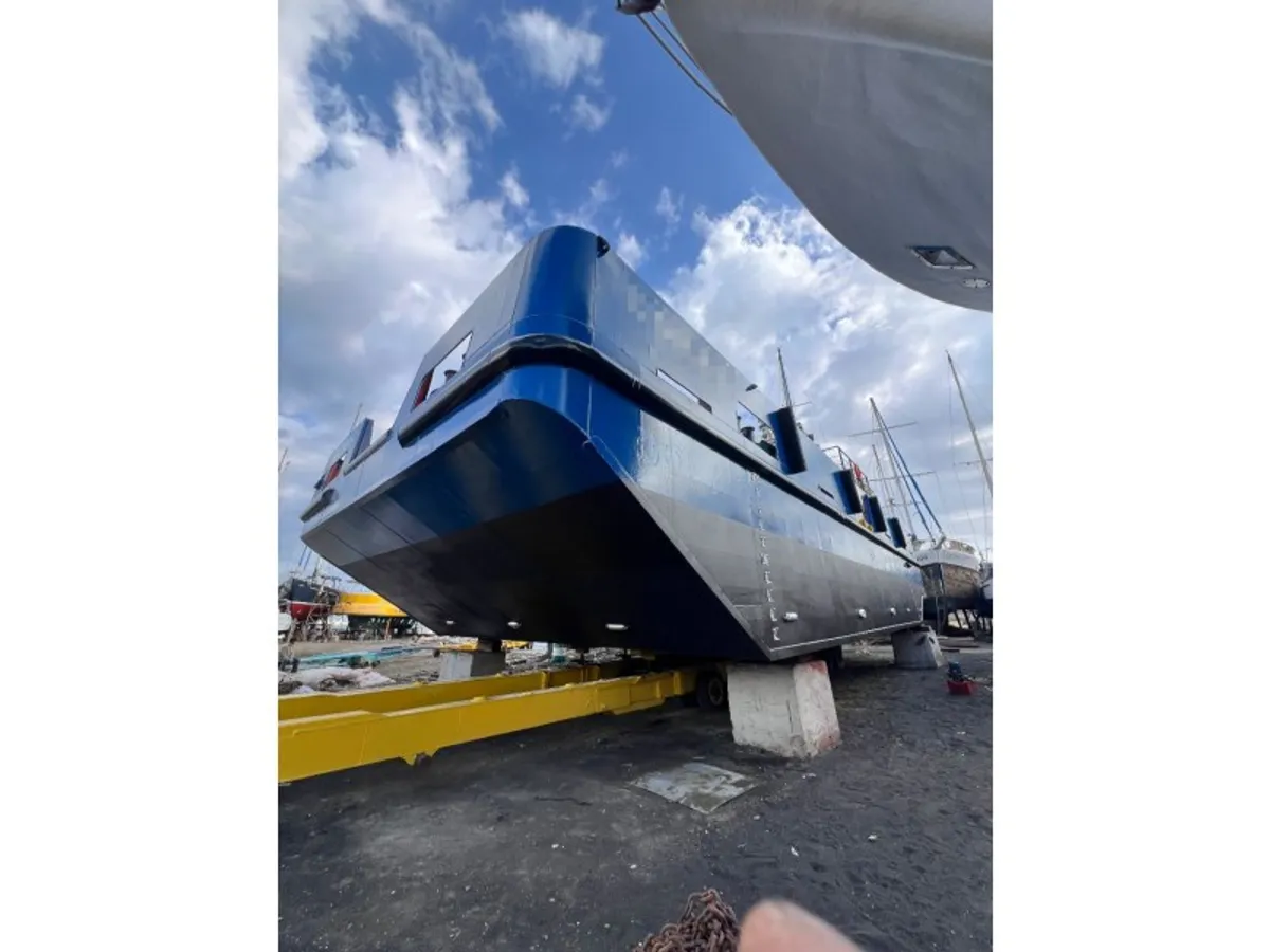 Tàu container để bán