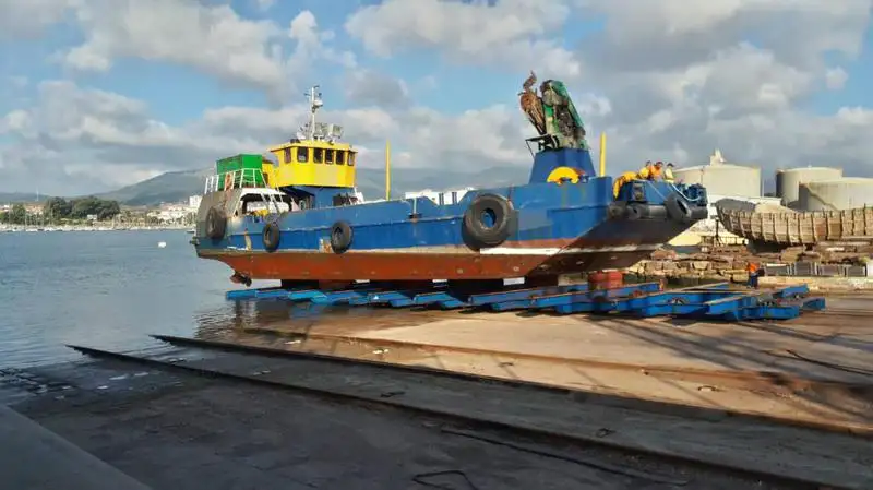 Tàu làm việc để bán