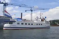 Tàu chở khách rao bán