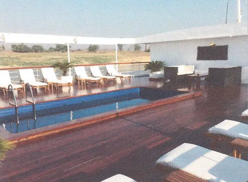 Tàu du lịch để bán