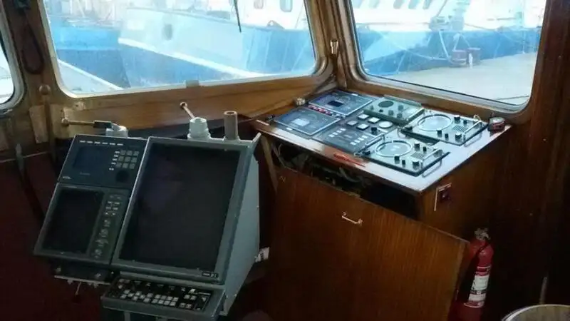 Tàu kéo lưới để bán