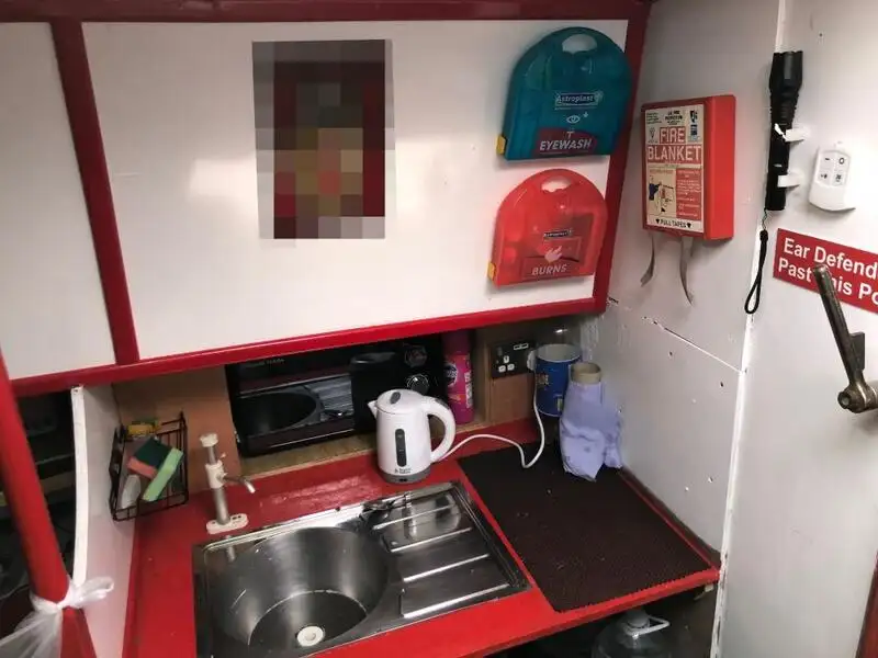 Tàu dẫn đường để bán