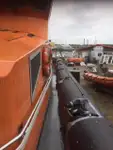 Tàu chở thủy thủ đoàn để bán