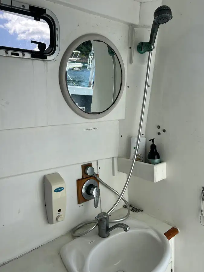 Tàu nghiên cứu để bán