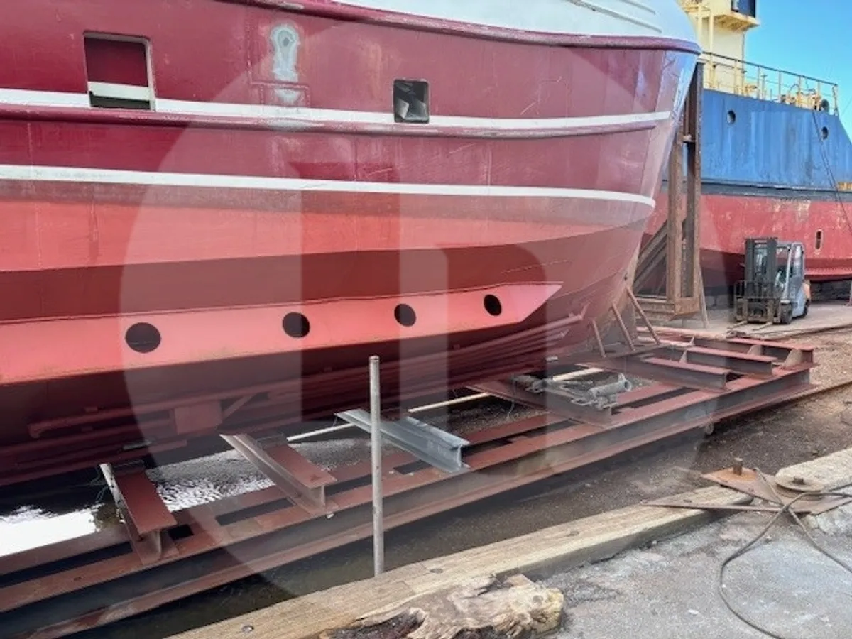 Tàu chở cá sống để bán
