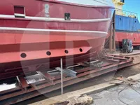 Tàu chở cá sống để bán